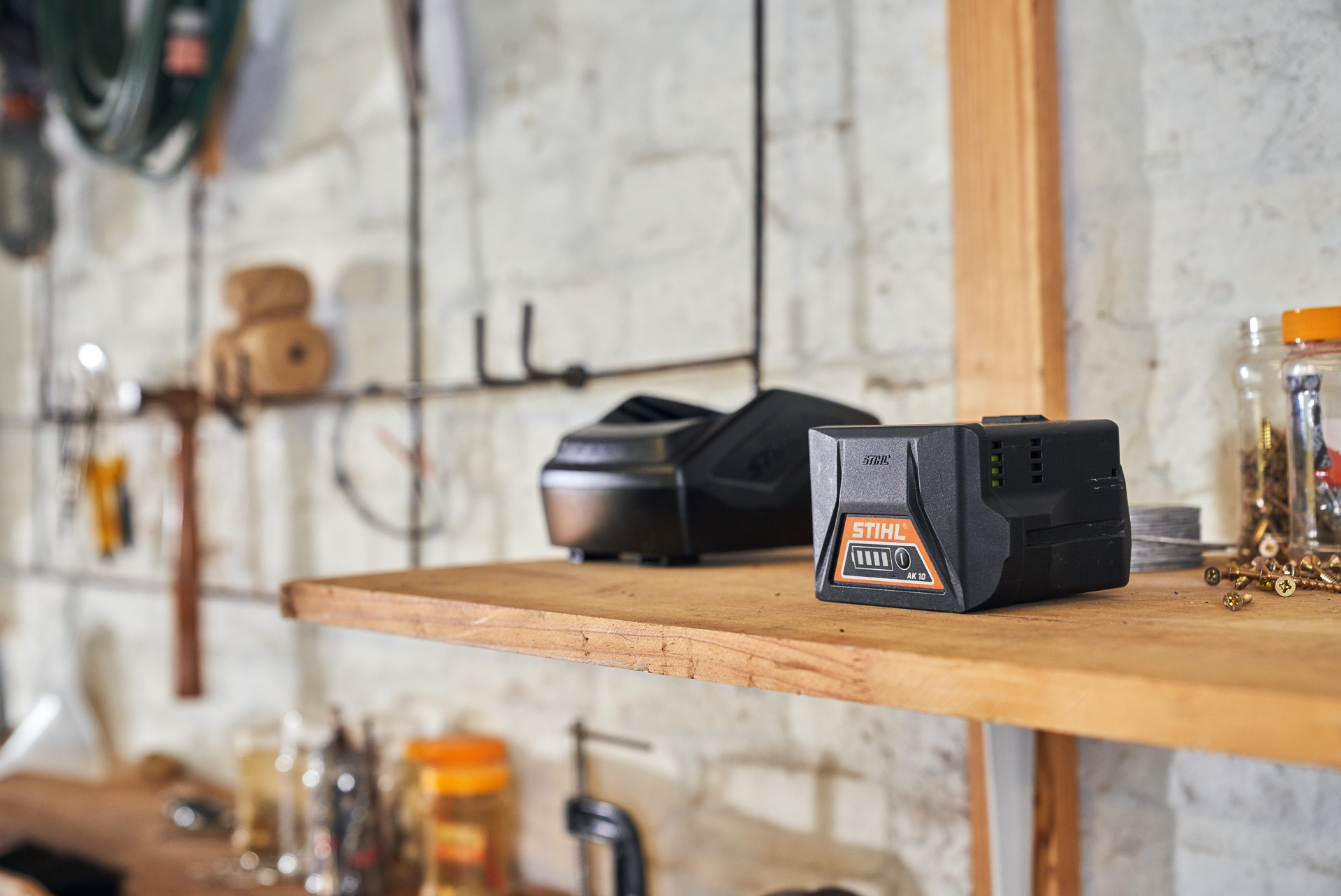 To batterier med STIHL batteriteknologi på en hylde i et værksted